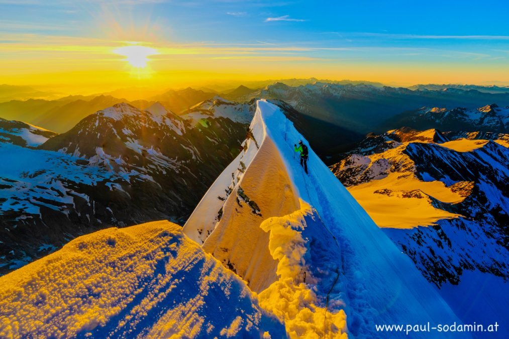 Österreich Seven Summits  – Großglockner bei Sonnenaufgang am Gipfel 3798 m